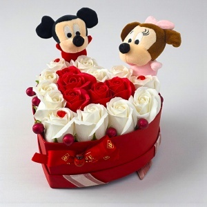 Aranjament floral Mickey & Minnie cu 17 trandafiri de sapun in cutie inima - Img 3