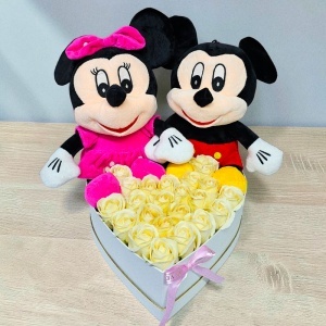 Aranjament floral Mickey & Minnie cu 23 trandafiri de sapun in cutie inima - Img 5