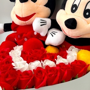 Aranjament floral Mickey & Minnie Mouse cu trandafiri de sapun, in cutie inima alba, 29x35 cm - Img 4