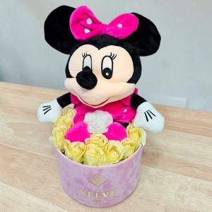 Aranjament floral Minnie Mouse cu trandafiri de sapun in cutie catifea roz - Img 4