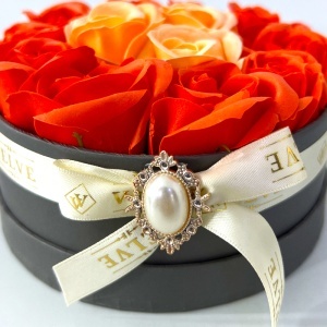 Aranjament floral Olla cu 13 trandafiri de sapun, cutie neagra eleganta cu brosa argintie si perla, 14x6 cm - Img 2