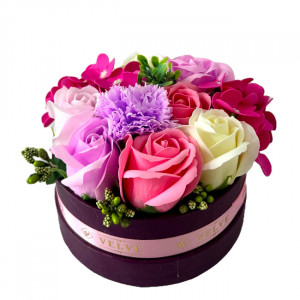Aranjament floral in cutie rotunda grena, cu trandafiri, hortensie si garoafa de sapun, stamine artizanale si plante artificiale, Lila