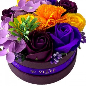 Aranjament floral in cutie rotunda grena, cu trandafiri, hortensie si garoafa de sapun, stamine artizanale si plante artificiale, Portocaliu