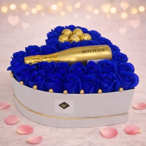 Aranjament floral Opulence, cutie inima cu trandafiri de sapun albastri si Prosecco Bottega Gold si praline Ferrero Rocher