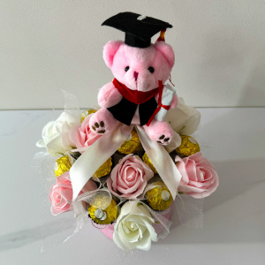 Aranjament floral pentru absolvire, in cutie rotunda cu trandafiri si praline Ferrero Rocher, roz