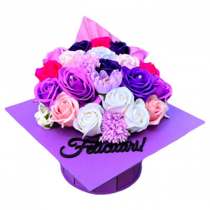 Aranjament floral pentru absolvire, in cutie in forma de toca cu flori de sapun si garoafe , 26x26x13cm, Mov