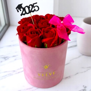 Aranjament floral pentru absolvire VLV, cu 9 trandafiri de sapun, in cutie roz de catifea, Rosu - Img 2