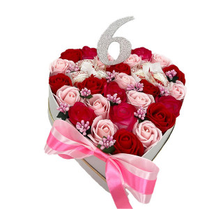 Aranjament floral personalizat cu cifre, cutie alba in forma de inima cu trandafiri de sapun, 6