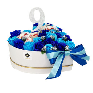 Aranjament floral personalizat cu cifre, cutie alba in forma de inima cu 5 trandafiri de sapun