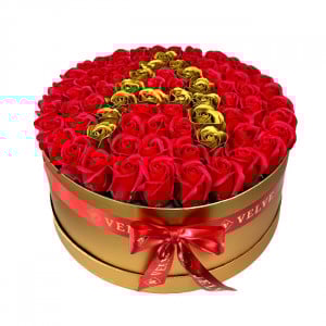 Aranjament floral personalizat cu litera A, in cutie rotunda aurie cu 55 trandafiri de sapun - Img 1