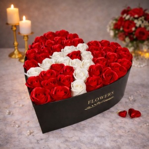 Aranjament floral personalizat cu litera cutie inima neagra cu 49 trandafiri de sapun