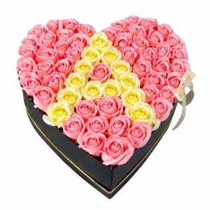 Aranjament floral personalizat cu litera, cutie inima neagra cu 49 trandafiri de sapun, Roz-Alb unt