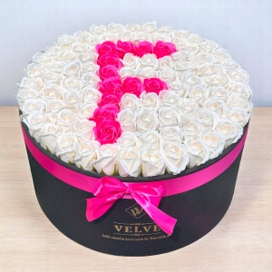 Aranjament floral personalizat cu litera, in cutie rotunda neagra cu 101 trandafiri de sapun, Alb-Fucsia - Img 3