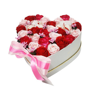 Aranjament floral personalizat, cutie alba in forma de inima cu trandafiri de sapun, rosu/roz