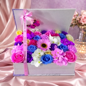 Aranjament floral premium cu trandafiri, floarea soarelui, hortensie si garoafe de sapun, in cutie tip carte, Roz - Img 3