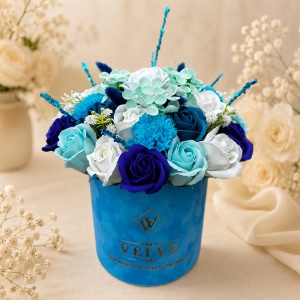 Aranjament floral premium in cutie de catifea bleu cu trandafiri, garoafe si hortensii de sapun - Img 4