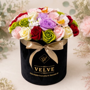 Aranjament floral premium in cutie de catifea neagra cu trandafiri, orhidee si hortensii de sapun - Img 4