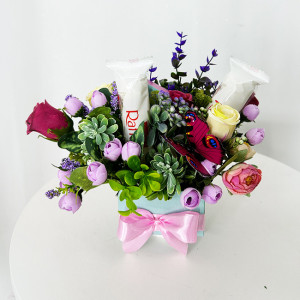 Aranjament floral Princess, cu flori si plante artizanale, trandafiri, eucalipt, fluturas si praline Raffaello