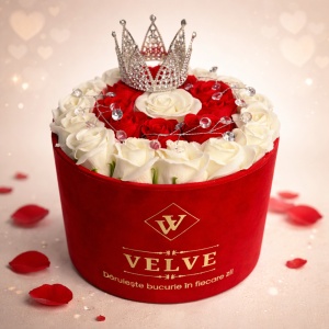 Aranjament floral Queen Rose cutie rotunda cu 25 trandafiri de sapun si coroana decorativa cu perle si detalii stralucitoare