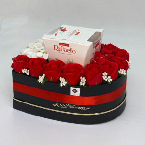 Aranjament floral Raffaello White Red, cutie inima cu trandafiri de sapun, hortensii si bomboane Raffaello
