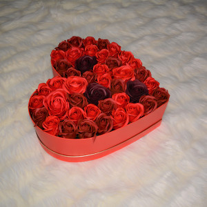 Aranjament floral Red Passion cutie inima cu 45 trandafiri sapun