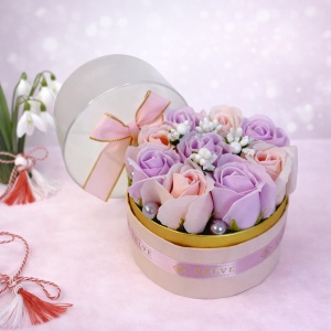 Aranjament floral Reo in cutie rotundă eleganta cu 9 trandafiri din săpun, Lila-Roz