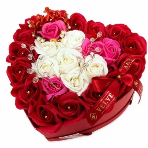 Aranjament floral Royal cu 25 trandafiri de sapun, coroana regala aurie si accesorii de lux, in cutie in forma de inima, Rosu-Roz-Alb