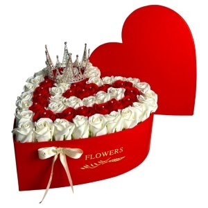 Aranjament floral Royal Heart cutie inima cu 59 trandafiri de sapun si coroana decorativa cu perle si detalii stralucitoare - Img 4