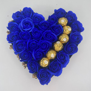 Aranjament floral Serenity Blue, cutie inima cu trandafiri de sapun si bomboane de ciocolata Ferrero Rocher