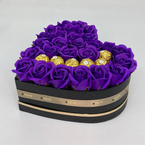 Aranjament floral Serenity Mauve, cutie inima cu trandafiri de sapun si bomboane de ciocolata Ferrero Rocher