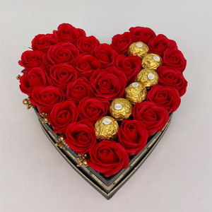 Aranjament floral Serenity Red, cutie inima cu trandafiri de sapun si bomboane de ciocolata Ferrero Rocher