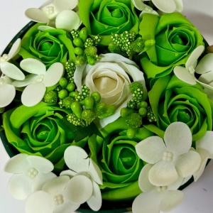 Aranjament floral Seven, in cutie rotunda cu 7 trandafiri din sapun, stamine si hortensi, Verde