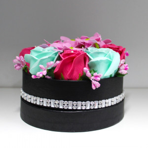 Aranjament floral Sisens, in cutie neagra cu strasuri, trandafiri si hortensii din sapun, Roz-Vernil - Img 4