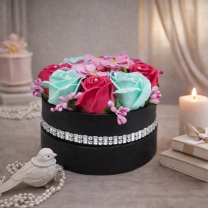 Aranjament floral Sisens, in cutie neagra cu strasuri, trandafiri si hortensii din sapun, Roz-Vernil