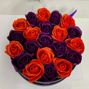 Aranjament floral Special Color in cutie rotunda cu 21 trandafiri sapun Magenta