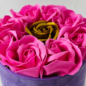 Aranjament floral Velvet, cu 9 trandafiri de sapun, in cutie mov de catifea, Fucsia/Auriu - Img 3