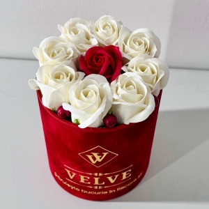 Aranjament floral VLV, cu 9 trandafiri de sapun, in cutie rosie de catifea, cu fluturas decorativ, Alb
