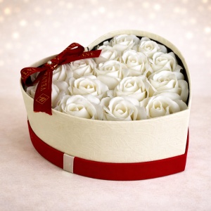 Aranjament floral White Love cutie inima cu 15 trandafiri de sapun, Alb - Img 2