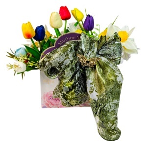 Aranjament floral Ziua Mamei cu lalele si narcise artizanale, esarfa eleganta si brosa fluture - Img 6