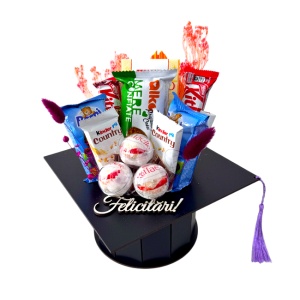 Aranjament pentru copii, Absolvent, in cutie neagra tip toca, prajitura Barni 30gr, ciocolata Kinder Country 23,5 gr, prajitura de mere Alka 60 gr, baton KitKat 40 gr, praline si tableta Raffaello, 20x20x25cm - Img 1