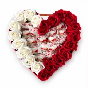 Aranjament premium in cutie inima Sweet Amore cu 23 trandafiri de sapun si 15 praline Raffaello - Img 2