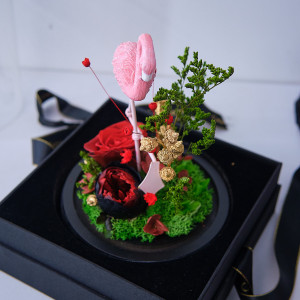 Aranjament cu flori criogenate si Flamingo, in cupola de sticla si cutie cadou