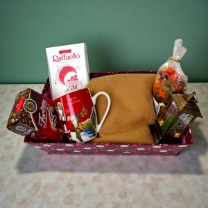 Boo Basket Family, cana si felinar cu tematica de Craciun, praline Raffaello, flori uscate parfumate, cafea Fortuna si esarfa dama Cashmere Sparkle - Img 4