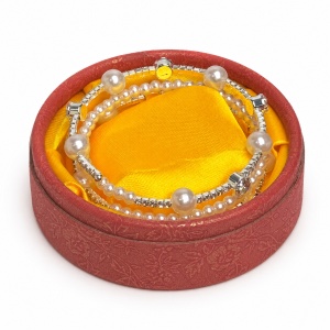 Bratara multisir argintie cu perle albe si cristale stralucitoare, cu design flexibil si elegant, in cutie cadou - Img 4
