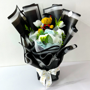 Aranjament floral pentru absolvire, in cutie patrata cu trandafiri, flori de mac si plate artificiale, Alb