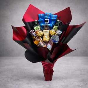 Buchet cadou Delice pentru barbati, cu 3 praline Ferrero si bauturi spirtuase in miniatura, Chivas Regal 12 YO, Absolut Vodka, Jack Daniels si doua sticlute de Jagermeister