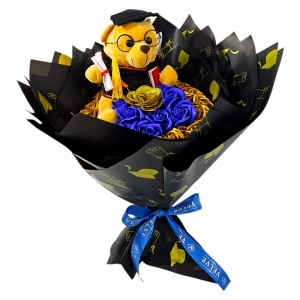 Buchet floral absolvire 2026 cu ursulet graduate si trandafiri de sapun albastru-auriu, 50x40 cm
