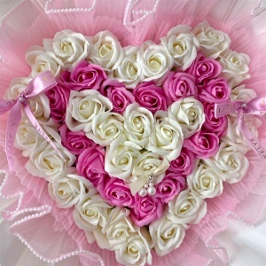 Buchet floral Amore in forma de inima cu trandafiri de sapun si tull cu perlute, inaltime 45 cm, Alb - Roz - Img 2