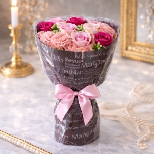Buchet floral din trandafiri de sapun si garofite, roz prafuit