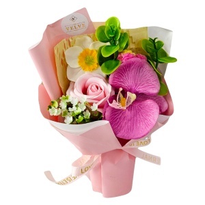 Buchet floral elegant Pink Orchid cu trandafir de sapun, orhidee si narcisa artizanale, 20x15 cm